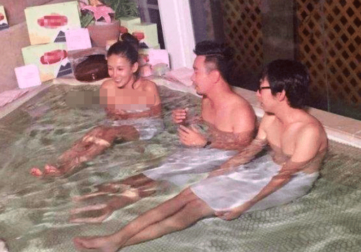 [张蓝心]被成龙捧红的张蓝心，曾在岛国综艺与两男共泡温泉，网友：没眼看