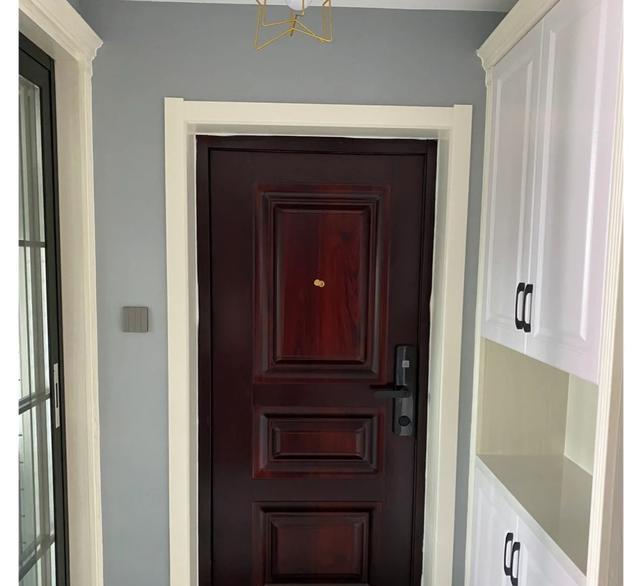 「」花150天装修混搭新房，进门就被镀金灯迷住，主卫改迷你衣帽间！