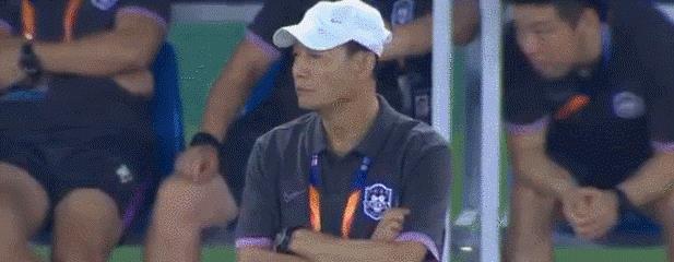 颜骏凌|这么罚点球是来搞笑的吗？颜骏凌被逗乐，王宝山一脸懵+连连摇头