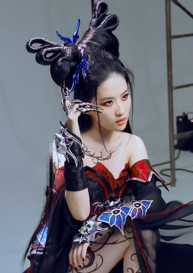 刘亦菲■刘亦菲“聂小倩”形象公开，浓妆艳抹也很美，看到正面谁扛得住？