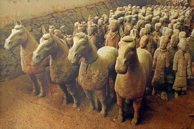 考古|兵马俑是用活人烧制的？一尊兵马俑裂开后，内部真相浮出水面！