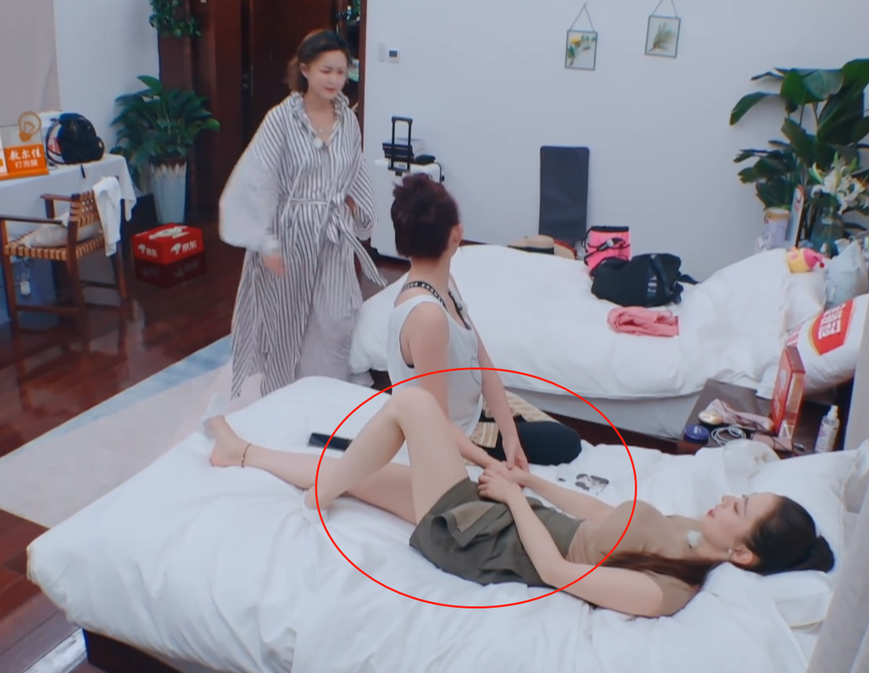 吉娜·爱丽丝|吉娜生理期录节目，遇到骑自行车项目，看清骑车姿势：女生都懂