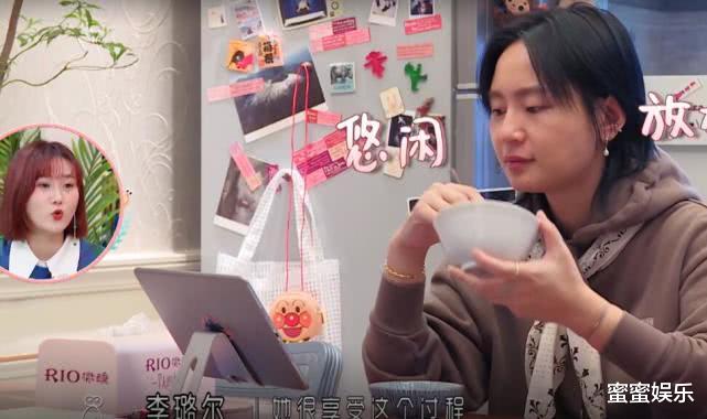 周笔畅▲周笔畅家有2个厨房，开80万车去买菜，一人做鸡腿饭吃已独居15年