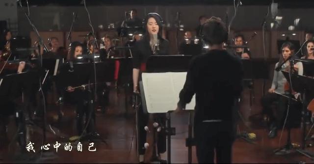 刘亦菲|刘亦菲晒《花木兰》录主题曲花絮，现场画面堪比小型音乐会