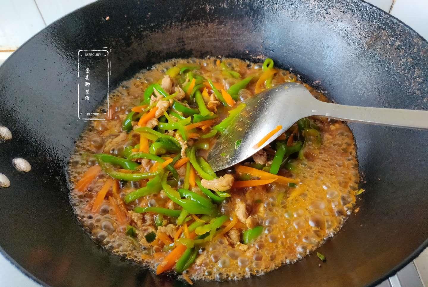 『胡萝卜』辣椒炒肉丝不要总是清炒，加入它一起炒鲜嫩脆爽，上桌总是先吃光