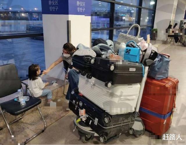 张柏芝|何猷启与齐娇离婚，母女三人携重物坐火车挤公交，疑似落难比张柏芝还惨
