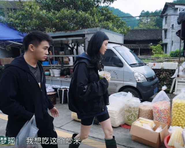 奚梦瑶|何猷君从来没吃过的零食，却是普通人从小吃到大的，奚梦瑶老远看到就要买