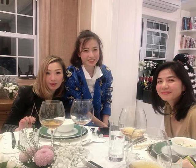 「刘德华」甘比晒2岁女儿摆弄奢侈品，十几盒粉底随意玩，百亿千金名不虚传