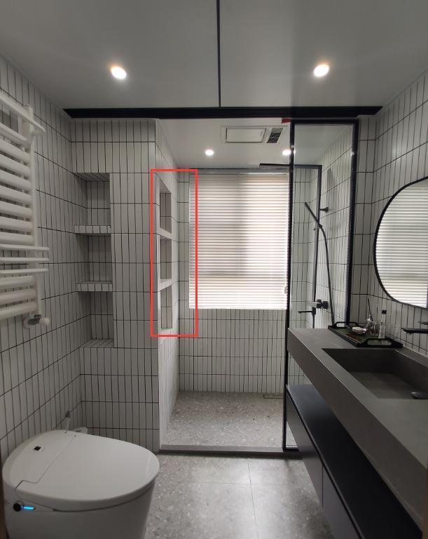 【】淋浴房挖个壁龛连到马桶后面,足足有2米长!卫生间收纳全解决了