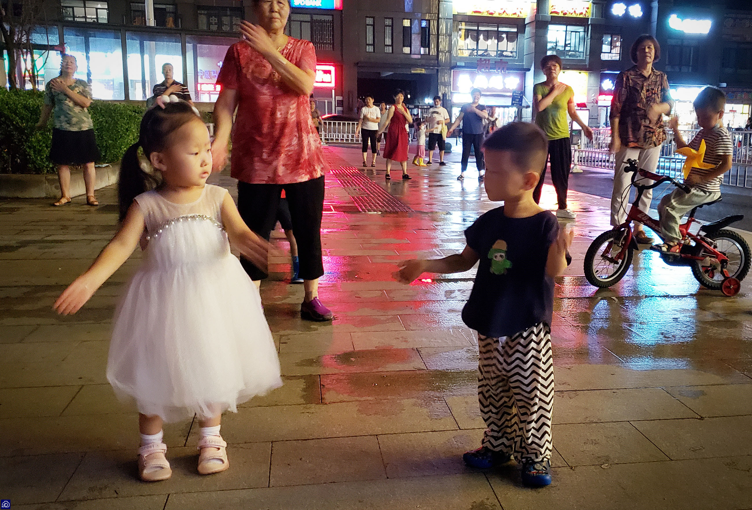 常镜头|“广场舞王”年仅3岁，一天跳2个小时，每次出门带两瓶水全喝光