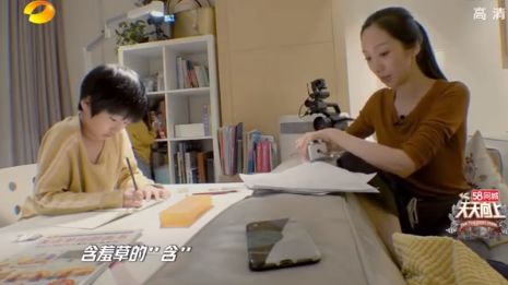 天天向上：《天天向上》明星聊网课，网民却吵翻天，痛点在哪？