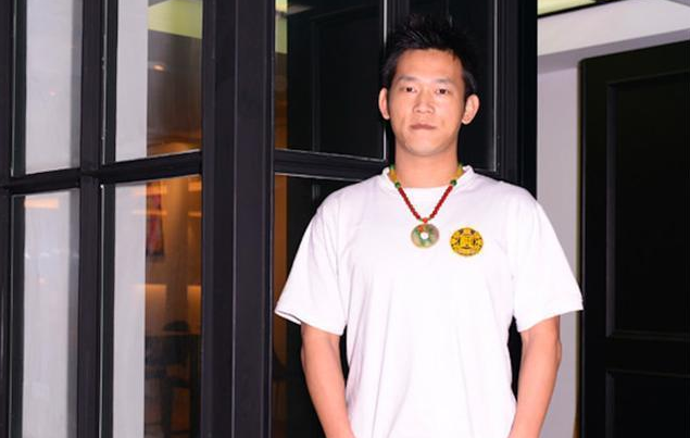 李连杰|李连杰接班人：入狱15年，戴手铐参加父亲葬礼，今成过亿票房导演