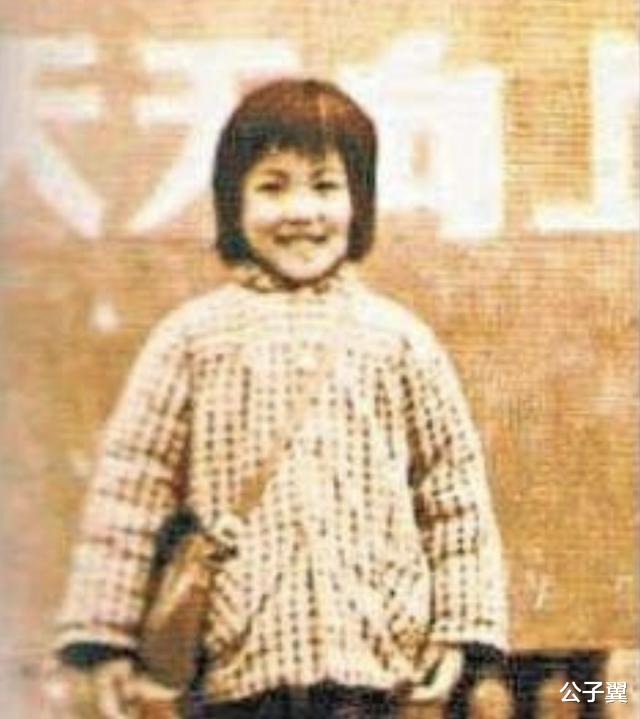 王菲@王菲出生到小学的私人相册曝光，牵出一段出道前的隐秘往事