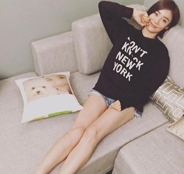 ：袁姗姗晒出自己的豪宅，沙发边框带金色浮雕，她坐在上面像贵妃