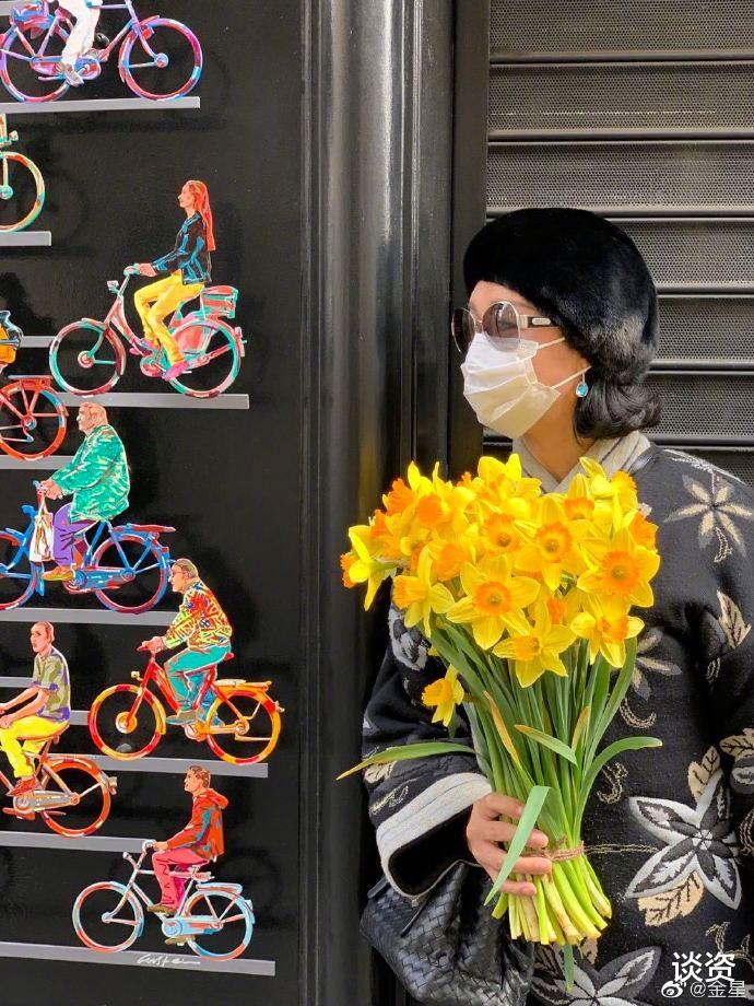 金星:金星晒巴黎封城后生活,出门采购物资鲜花,故意反戴口罩为显年轻