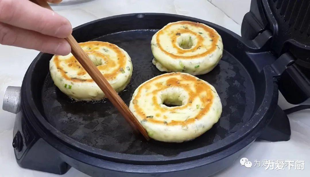 [面粉]面粉又出新吃法，撒1把葱花，柔软蓬松不油腻，比烧饼面包还好吃