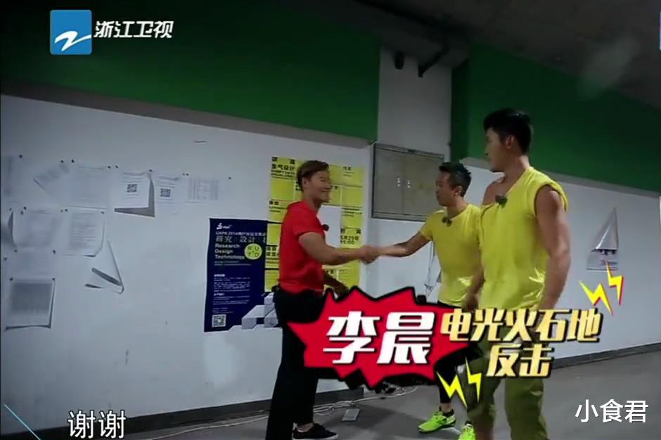 郑恺|Baby撕名牌衣服被扯破,郑恺瞬间看呆,4个字说出广大网友的心声