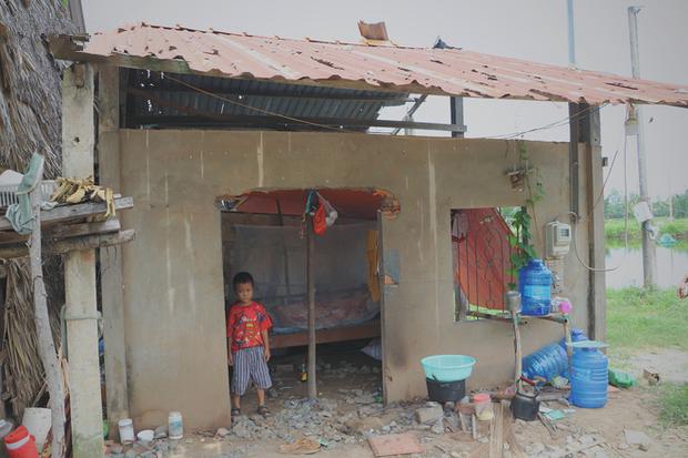 睹图|女子缺乏避孕意识生了4个娃，如今男友患病卧床孩子们温饱成问题