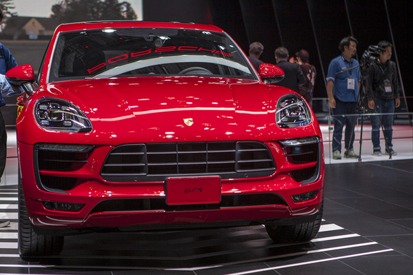 豪车▲100万-200万的豪车，开一年后来看看他们的价格，你也能买得起。