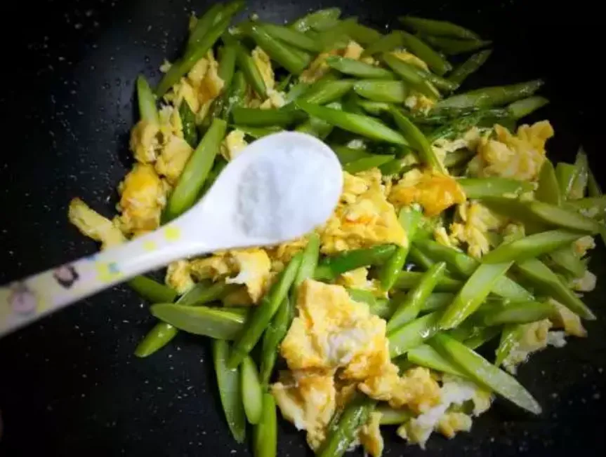 [芦笋]五月，鸡蛋和此物是绝配，每天炒一盘，饿死癌细胞，体重回到2位数