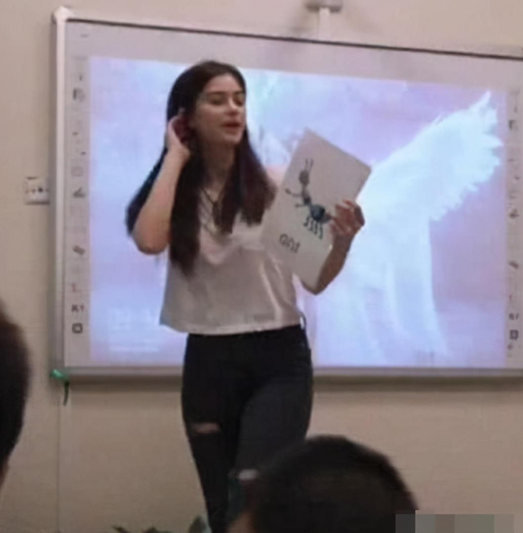 教师|“高颜值女教师”走红，宝爸抢着来开家长会，网友：想回去复读了