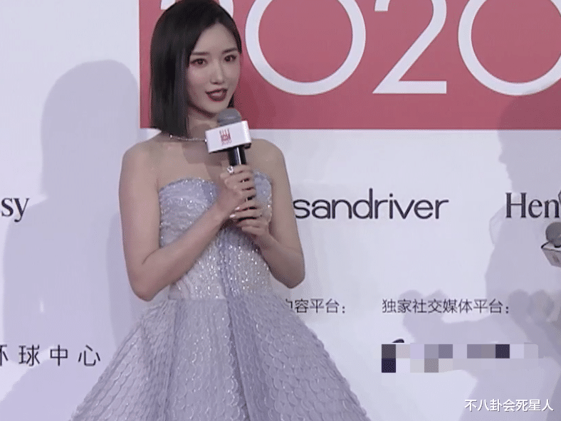 赵露思|ELLE红毯状况多:张嘉倪耳环掉了,赵露思腿粗,戚薇礼服像垃圾袋