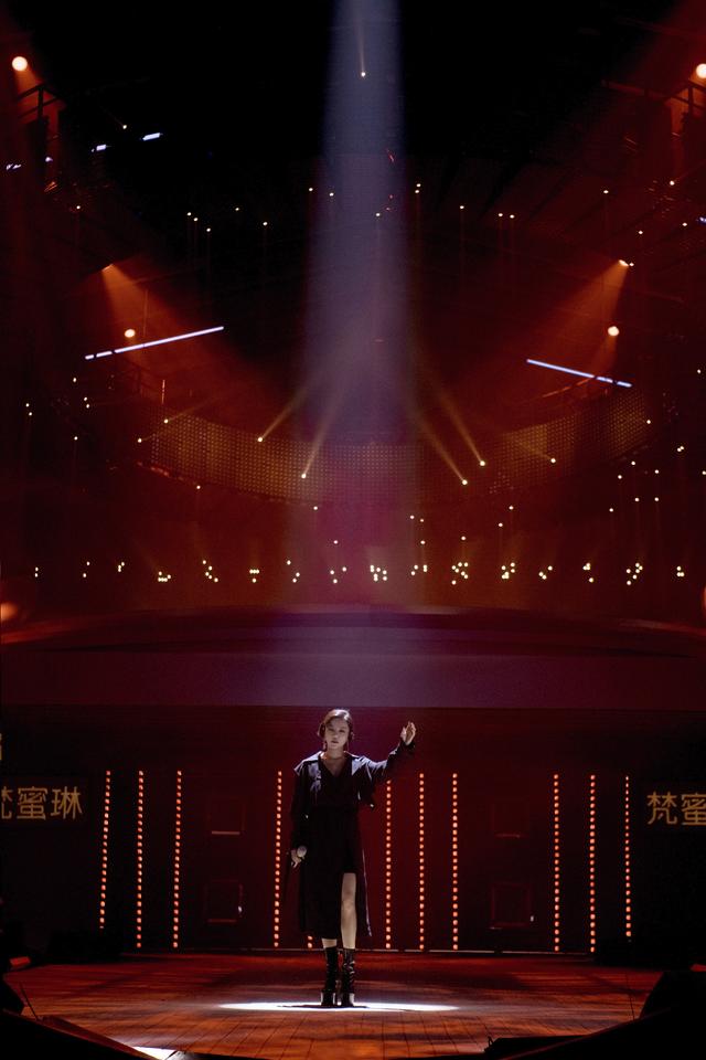 「i love you」丁当霸气发文怼杜华!一袭风衣美成女王,首秀舞台惊艳堪比演唱会