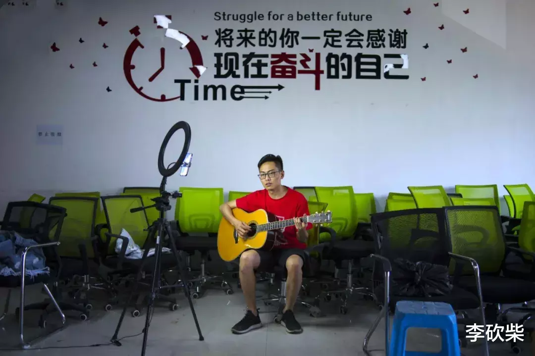 李砍柴|现实版《公平的游戏》：义乌直播的鱼塘里，5万主播含着鱼钩搏斗