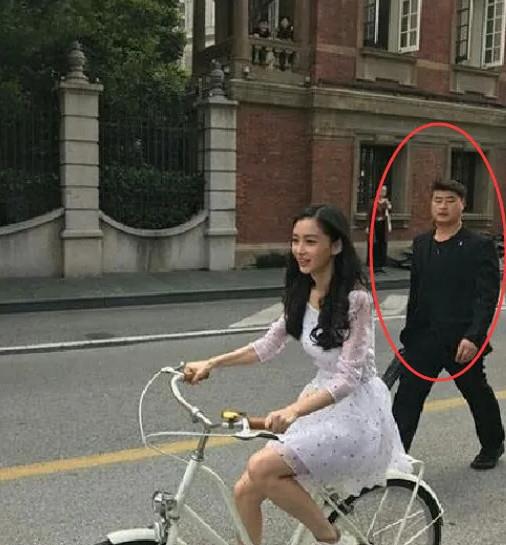 「杨幂」同样是骑单车回家，谁注意到baby和杨幂的区别，说不羡慕是假的