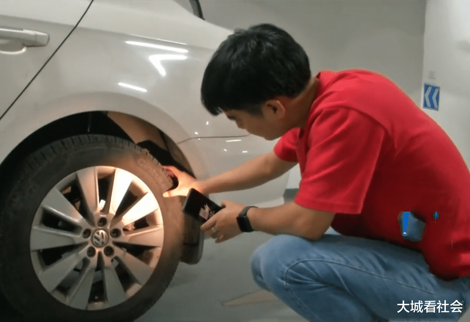 大城看社会|男子占用别人车位被锁车，把锁给砸烂被割轮胎，男子：已经道歉了