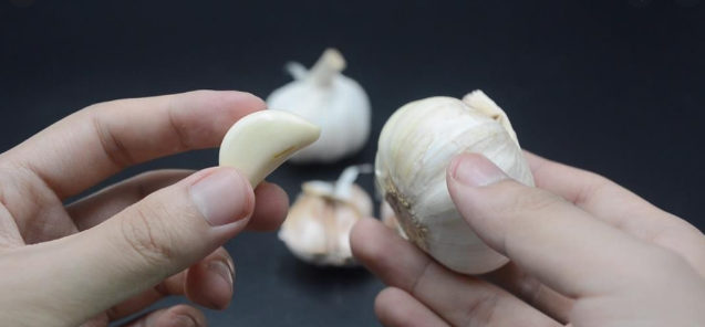 「」买大蒜时，遇见这4种扭头就走，幸好知道的及时，菜贩子从来不吃