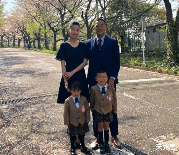 「郑大世」世界杯一哭成名的郑大世晒全家福：2个孩子零继承韩国妻子颜值！