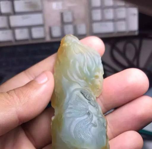 冰种翡翠▲开窗就是冰种翡翠的大马坎,雕刻出更是带飘花的降龙观音不香吗!