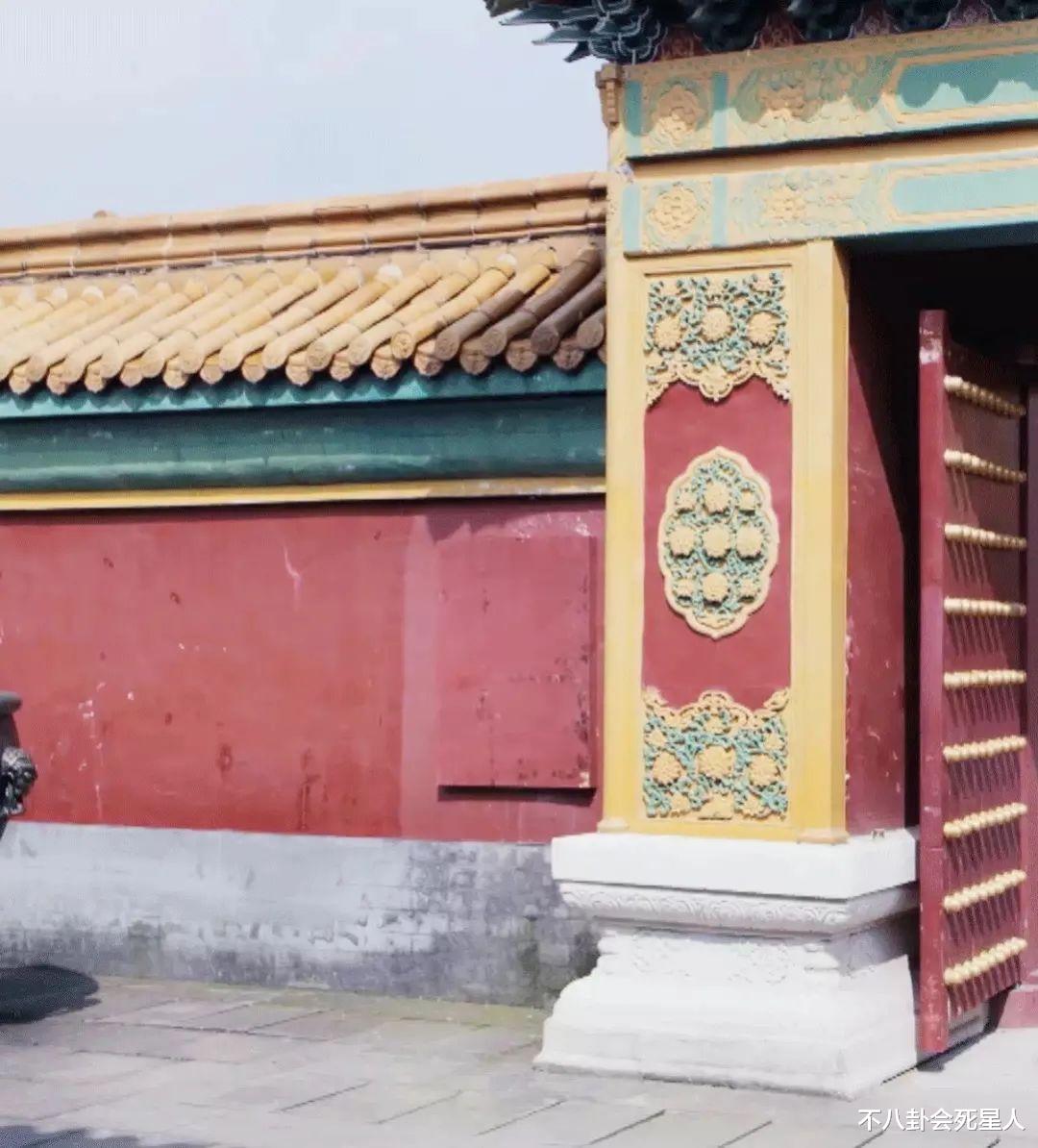 鹿鼎记|新《鹿鼎记》剧组太穷酸？划伤没血口红画，皇宫破烂龙袍线头乱飞