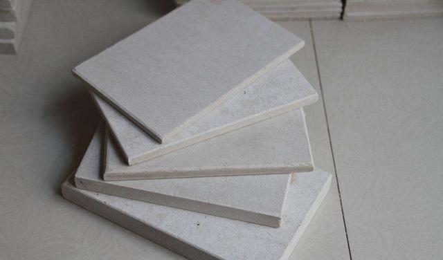 |石膏板吊顶已经淘汰了，这种新型材料，防水阻燃，寿命30年