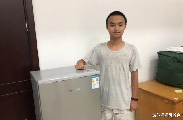 大学|大一新生带着冰箱去报到，得知原因后，学校给他买了一个更大的