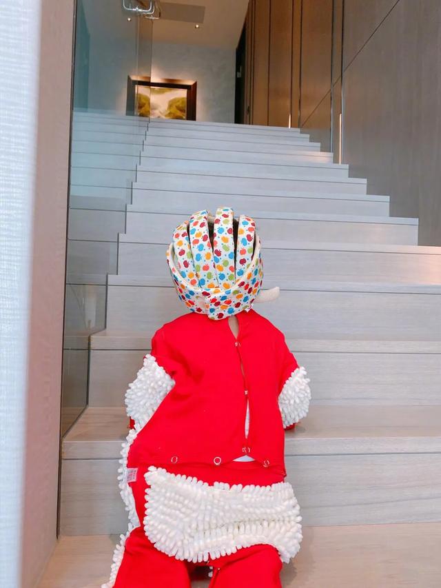 『安以轩』安以轩给儿子穿“拖地装”学爬软萌可爱，老公出镜方式总裁范十足