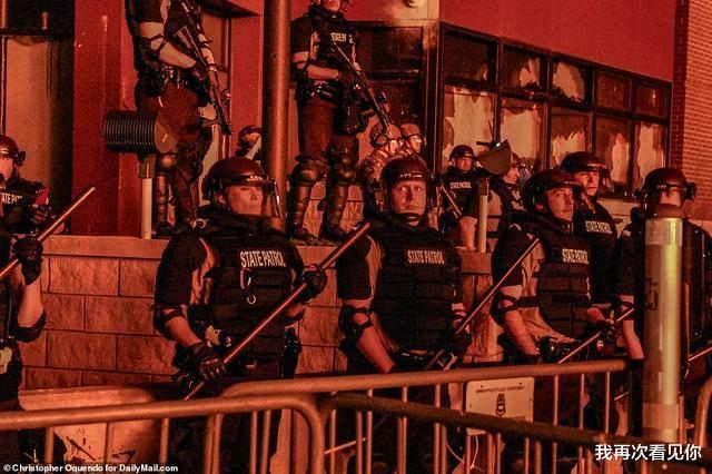 『美国』美国突发大规模暴动！万人洗劫全城 纵火烧楼 市民当街惨死