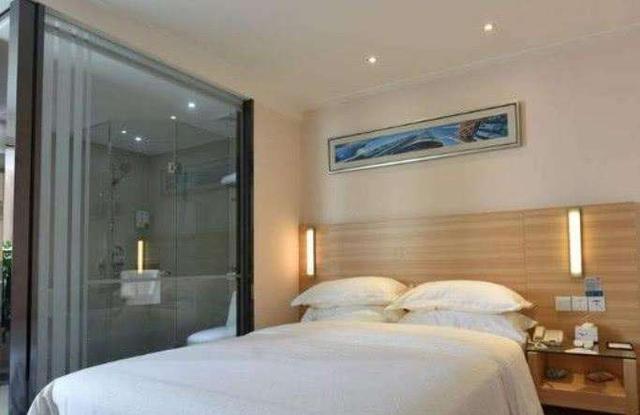 |酒店的浴室为啥都是透明玻璃？保洁阿姨说出答案，理由很简单