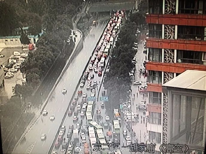 华商网|紧急提醒！西安这些路段积水严重，有车主被困…