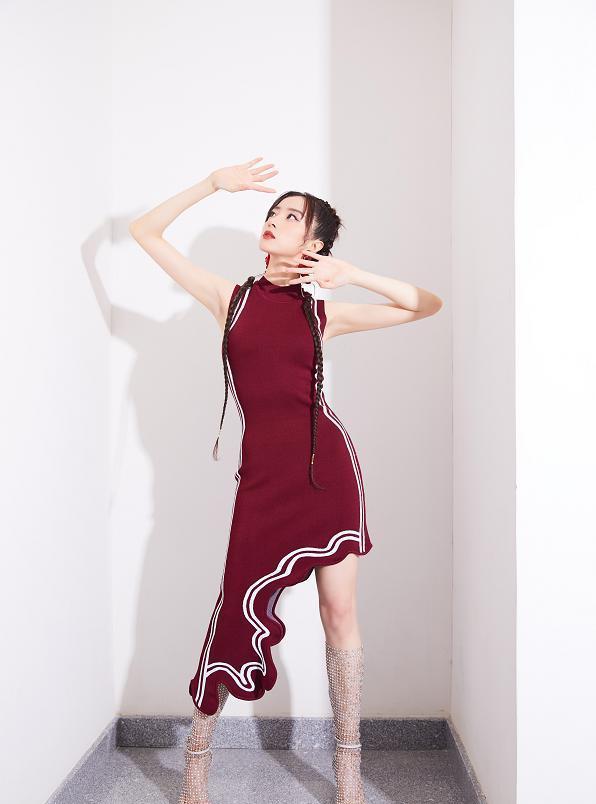 钻石|佩服28岁胡冰卿！为了秀出奶棒腿，就穿上镶满“钻石”的袜子