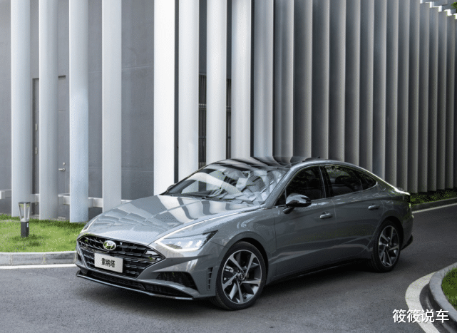 现代索纳塔|现代总算做对了!为年轻人打造“撩妹车”,油耗5.6L,比大众CC有魅力
