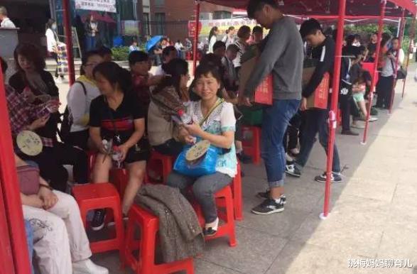 考试|高考最后一科结束铃响起，陪考母亲坐地而哭，背后问题值得深思