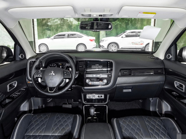 三菱欧蓝德|三菱欧蓝德不装了,跌至12.87万只求销量,这车不比哈弗H6强?