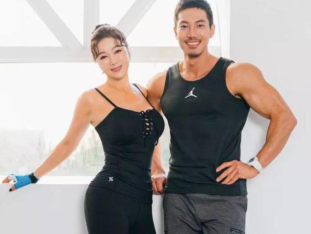 【健身】64岁阿姨与儿子登上杂志，却被误以为是“姐弟俩”，怎么回事？