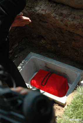 :人的骨灰多年后会变成什么?专家:有的被你吃了下去