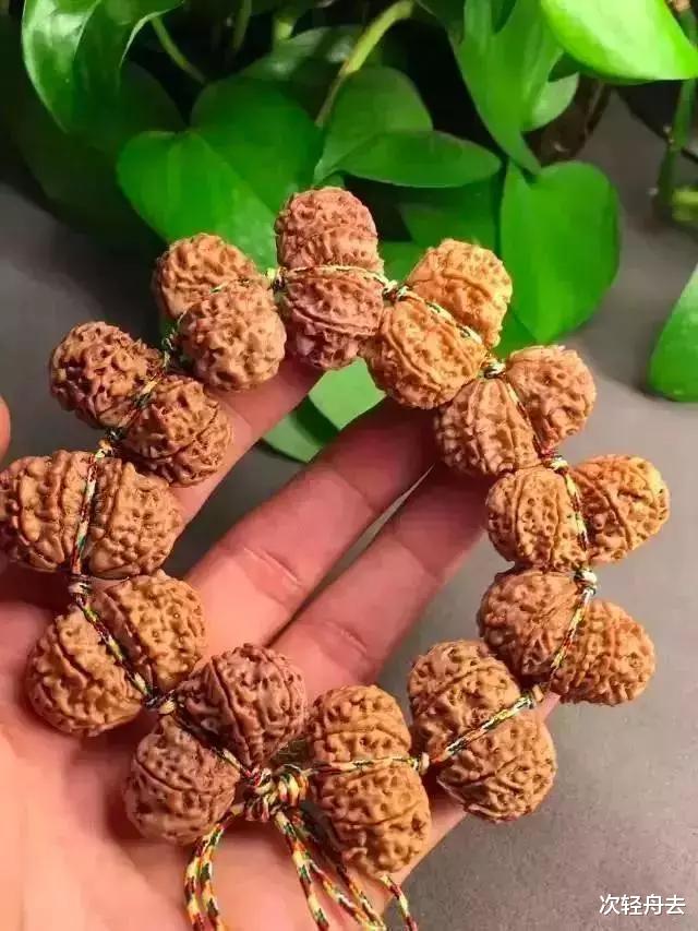 葫芦：\这些文玩丑的出奇，但是价格高的离谱！太有特点了\