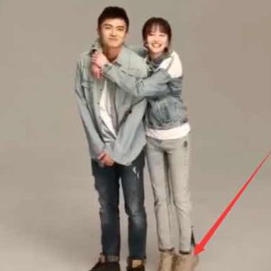 郑爽▲郑爽穿情侣装拍照片，谁注意站在她一旁的男演员？网友：太般配了