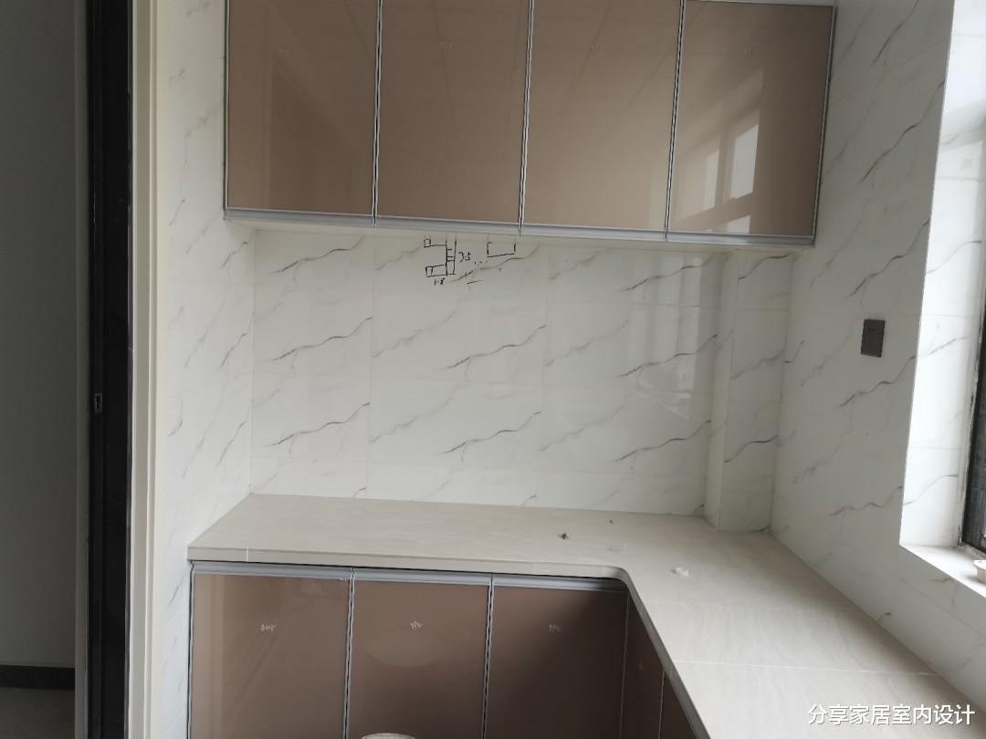 |新房省钱装修，自己设计，全屋铺瓷砖，电视墙不做一点造型！