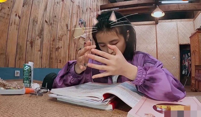 「」张子枫节目学习，却被网友吐质疑：2020年高考复习2018年试卷有用？